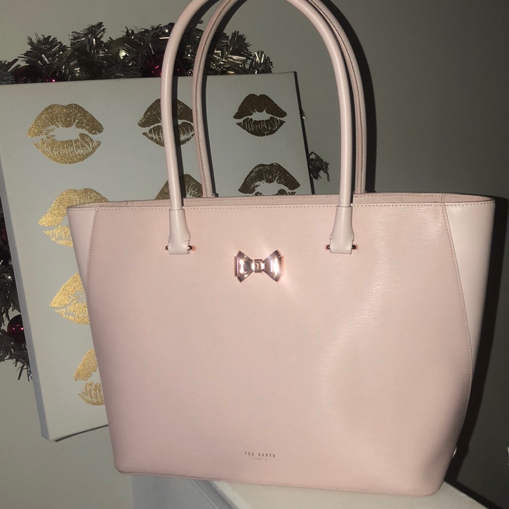 ALMOST BRAND NEW pink Ted Baker shoulder bag❤️🍾👛
